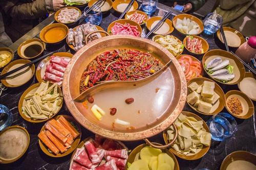 最大的火锅底料厂家是哪家？行业领跑者的崛起之路(图3)