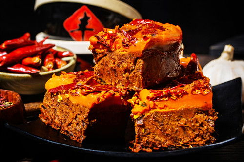 揭秘火锅界“省钱又出众”的终极方案：如何精准锁定高性价比火锅底料厂家？(图3)